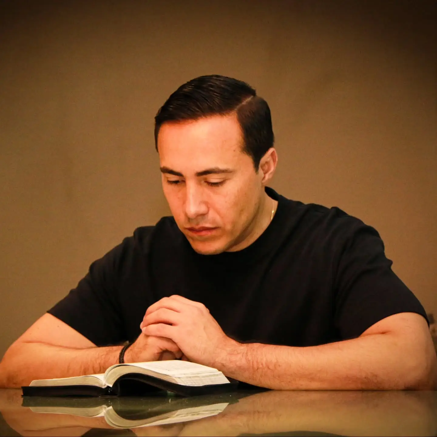 Richard Aguilar reaparece con su libro “En el foso de los leones” y llama a reconciliar al país